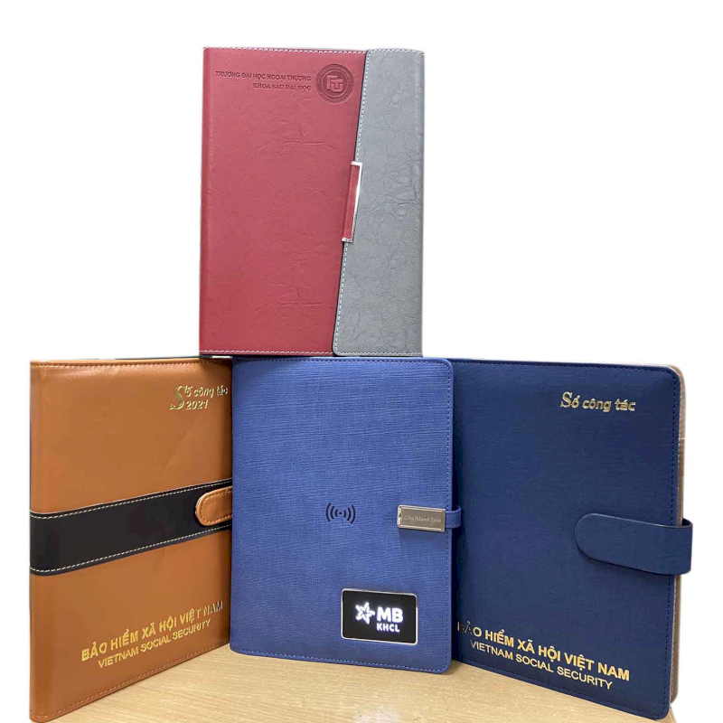 Sổ tay bìa da giúp cô ghi chép lịch trình công tác