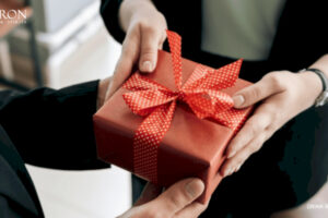 Sự khéo léo khi chọn quà giúp bạn ghi điểm tuyệt đối chốn công sở