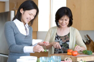 Sự tinh tế khi chọn quà giúp mẹ chồng vô cùng hạnh phúc