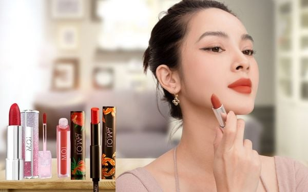Thỏi son màu nhẹ nhàng giúp khuôn mặt cô luôn tươi tắn