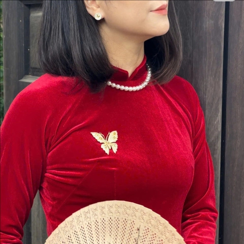 Trâm cài áo đính đá làm điểm nhấn cho chiếc áo dài