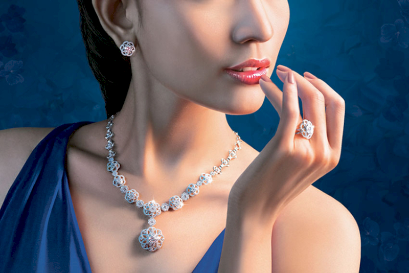 Trang sức thanh lịch tôn vinh vẻ đẹp quyến rũ nữ doanh nhân