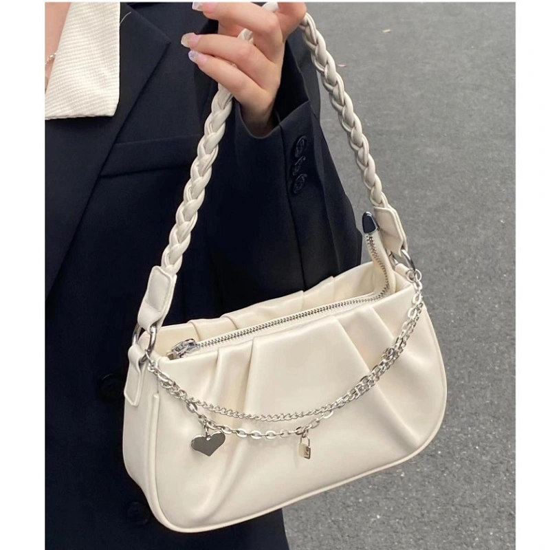 Túi xách chính là món quà yêu thích của các bạn gái