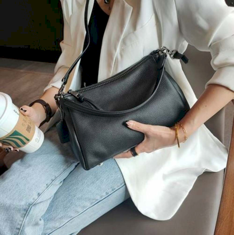 Túi xách da cơ bản là vật bất ly thân của chị em phụ nữ