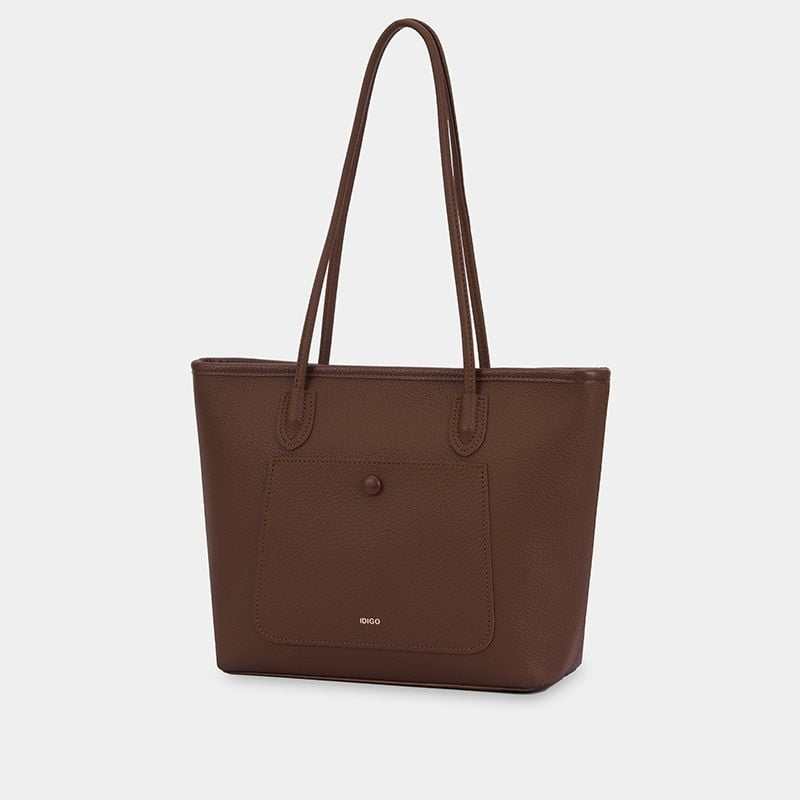 Túi xách form rộng giúp cô đựng tài liệu giảng dạy dễ dàng