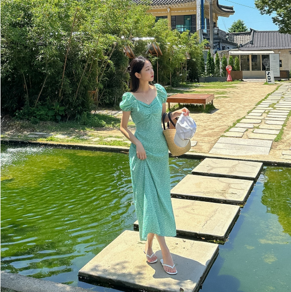 Váy liền nữ tính giúp nàng tự tin dạo phố mỗi ngày