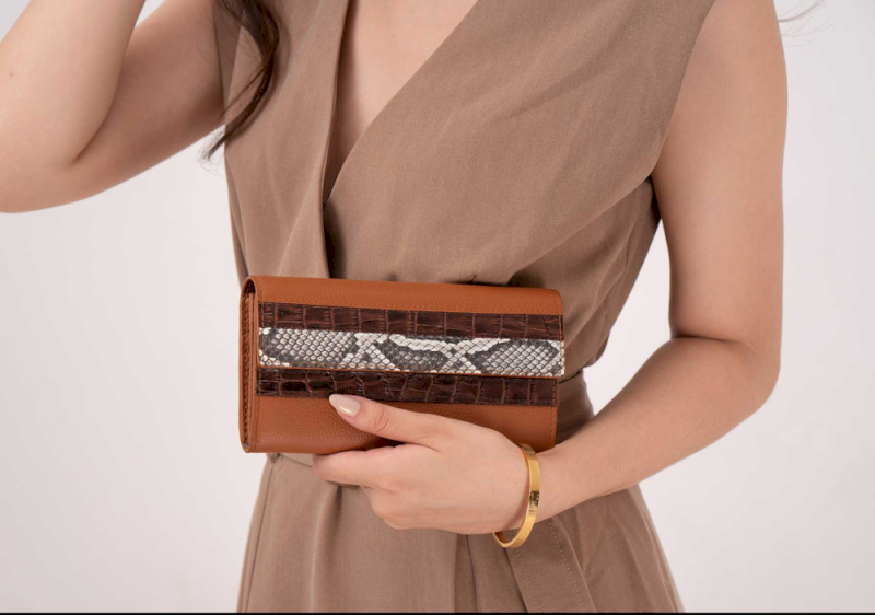 Ví da nhiều ngăn giúp mẹ cất giữ giấy tờ cực kỳ gọn gàng