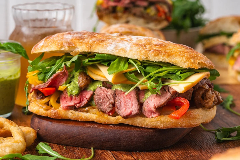 Bánh kẹp bò xào ớt chuông rực rỡ màu sắc và giàu vitamin C