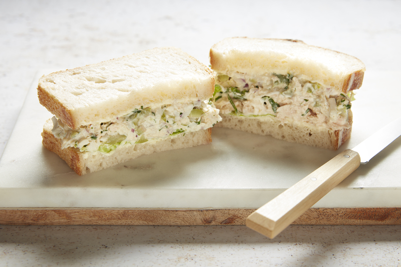 Bánh kẹp cá ngừ trộn salad dầu giấm thanh đạm cực kỳ dễ ăn