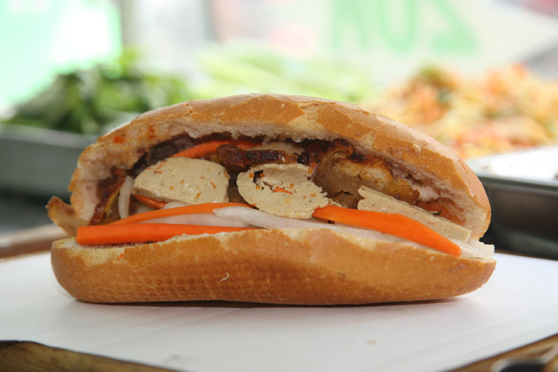 Bánh mì kẹp chả chay gọn nhẹ và cực kỳ chắc bụng