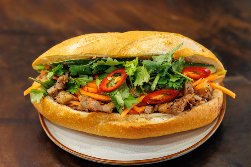 Bánh mì kẹp thịt nướng đậm đà hương vị truyền thống quen thuộc.