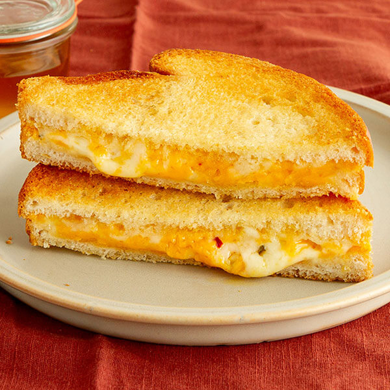 Bánh sandwich phomai nướng mật ong sở hữu hương vị mặn ngọt cực kỳ ngon