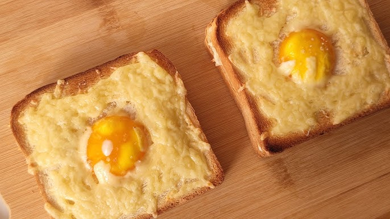 Bánh sandwich trứng nướng phô mai kéo sợi cực kỳ ngon miệng và bắt mắt