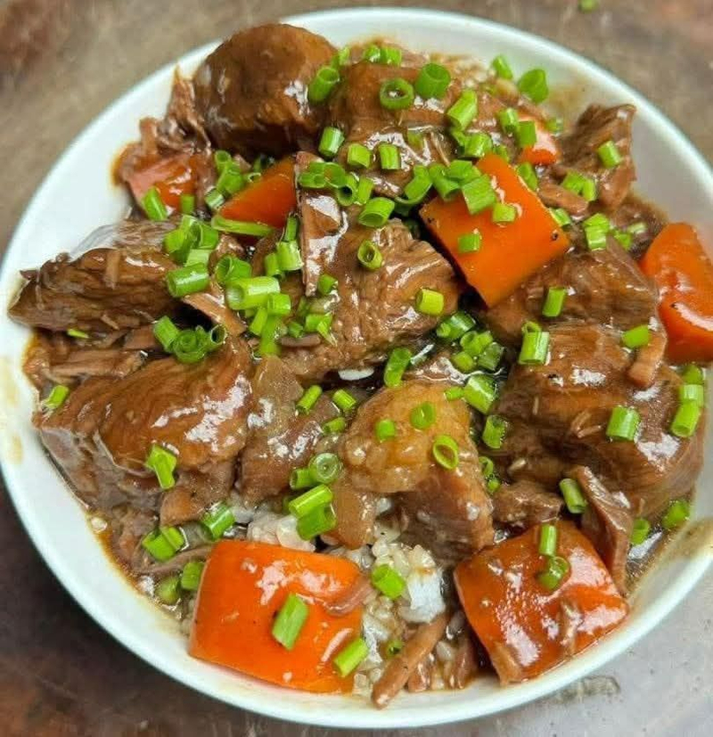 Bắp bò hoặc nạm gân hầm nhừ ăn vừa mềm vừa giòn sần sật.