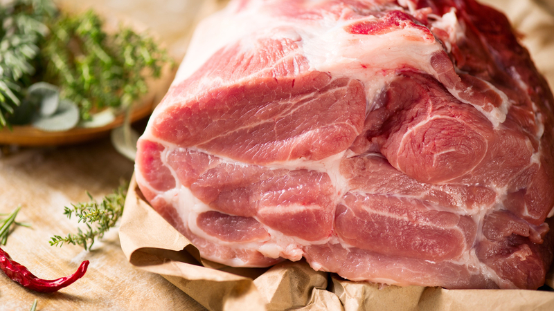 Bề mặt thịt tươi ngon luôn khô ráo, hơi dính nhẹ và không bị chảy nhớt.