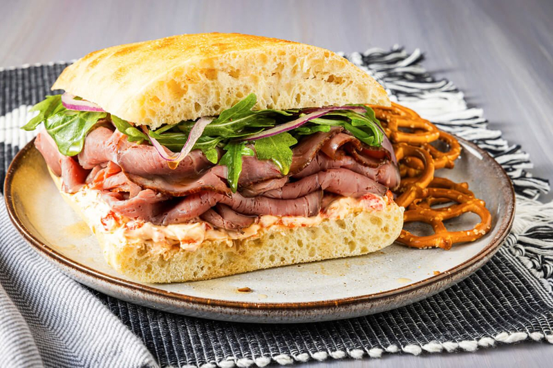 Bữa sáng đầy đủ dinh dưỡng cùng món sandwich thịt bò mềm ngọt