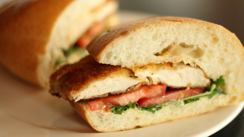 Bữa sáng healthy ít calo với sandwich ức gà áp chảo