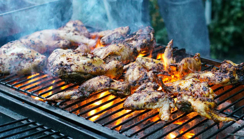 Cánh gà nướng vàng ươm, tỏa mùi thơm lừng khắp một góc cắm trại.