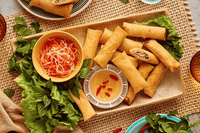 Chả giò chiên giòn để nguội vẫn giữ nguyên hương vị thơm ngon, hấp dẫn.