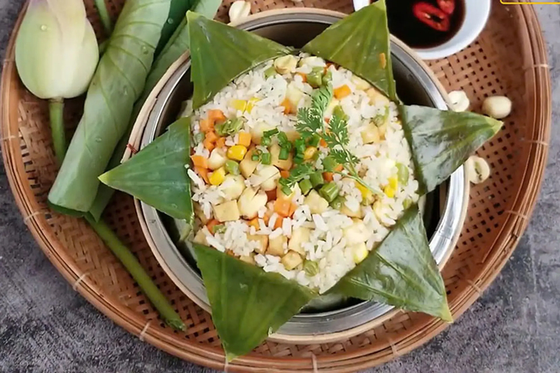 Cơm chiên lá sen hải sản chay thơm dịu, món ăn no bụng trong tiệc chay