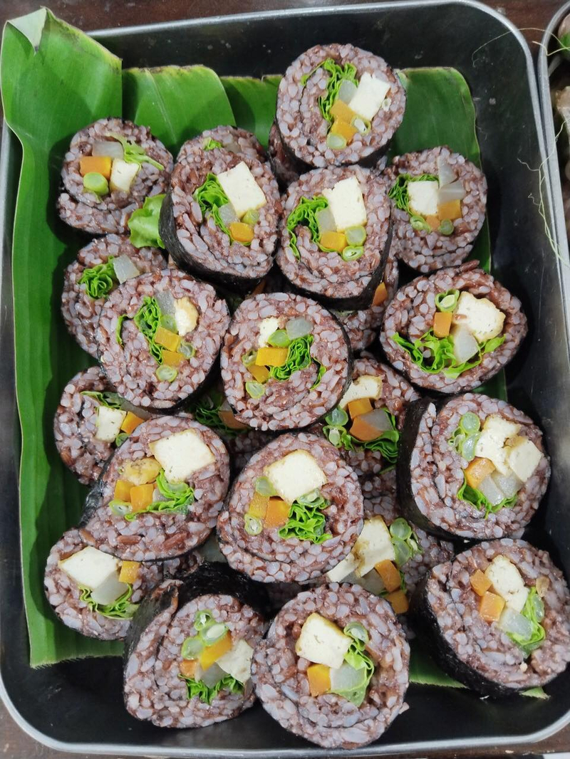 Cơm cuộn gạo lứt ức gà hỗ trợ giảm cân vô cùng hiệu quả