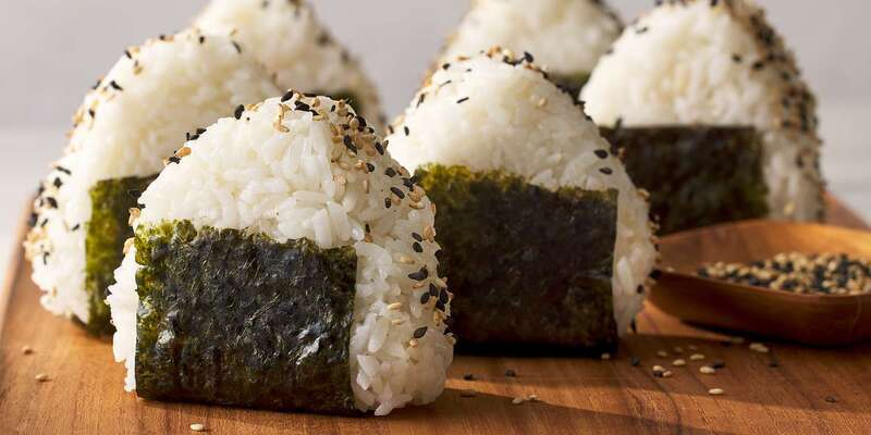 Cơm nắm Onigiri dễ cầm, chắc bụng, cung cấp năng lượng cho cả ngày dài.