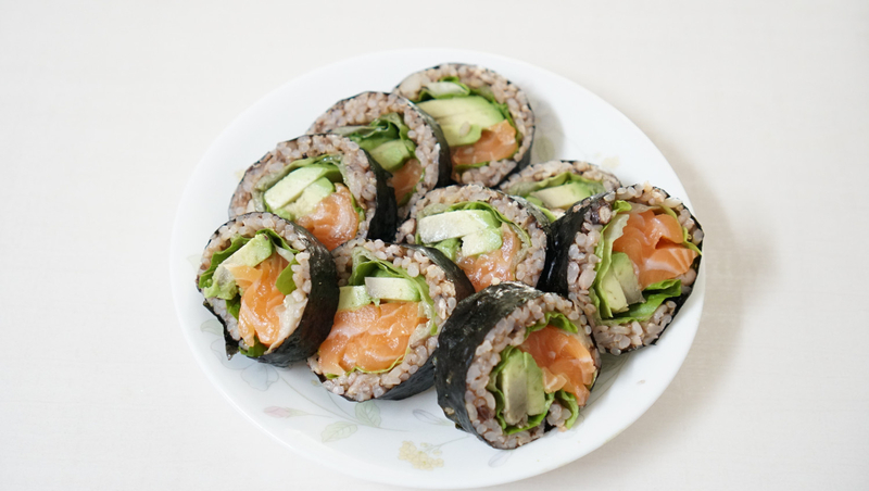 Cuộn sushi cá hồi bơ sáp tươi ngon chuẩn vị Nhật Bản