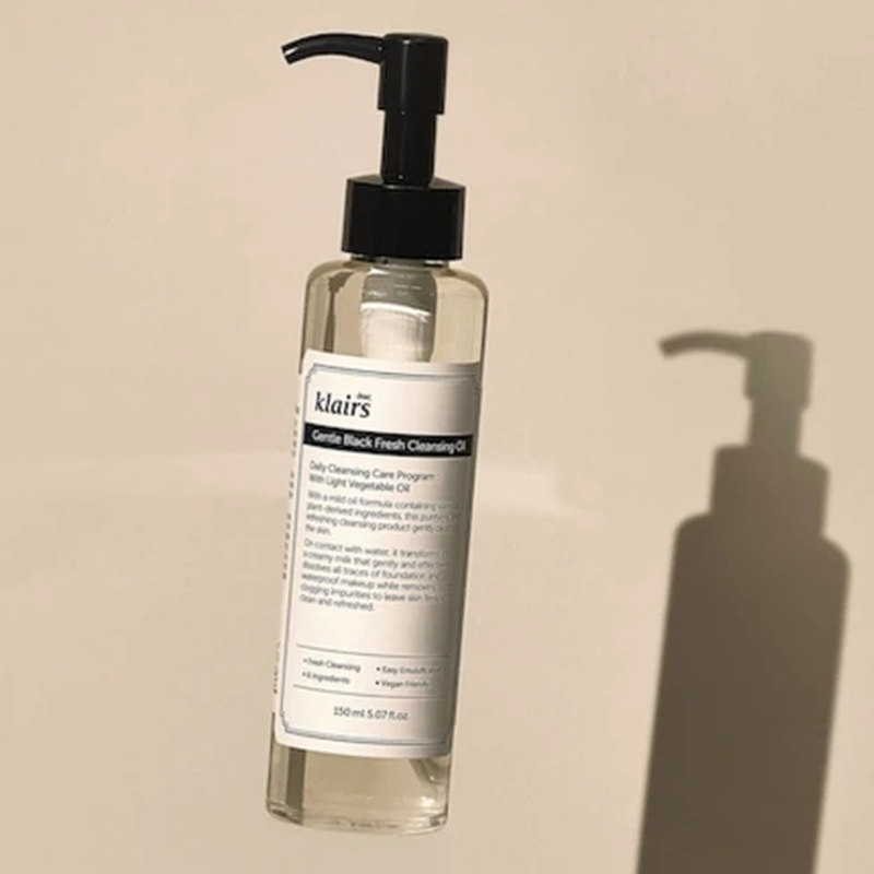 Dầu tẩy trang Klairs Gentle Black Fresh Cleansing Oil mỏng nhẹ, thoáng da.