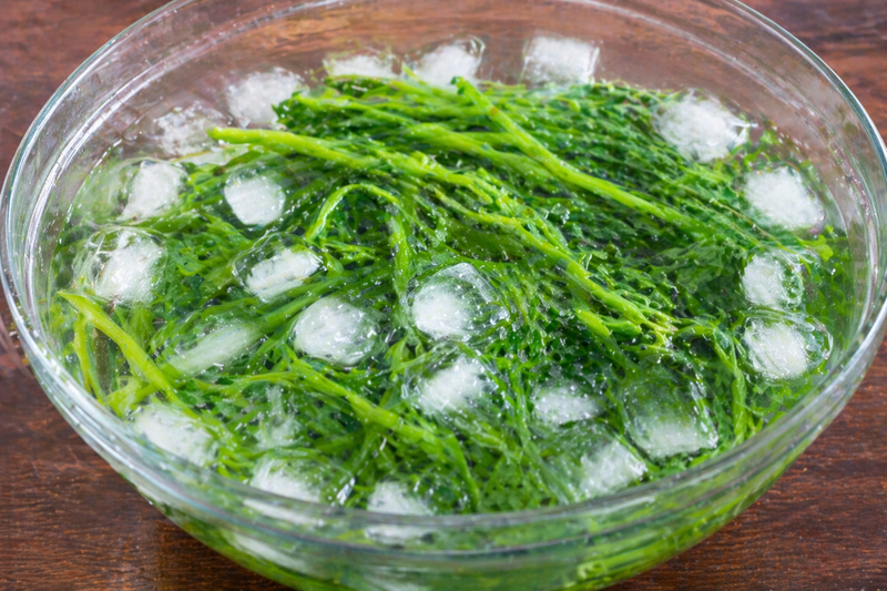 Để tạo độ giòn cho các món ngon từ rau muống, tiến hành ngâm rau vào đá lạnh