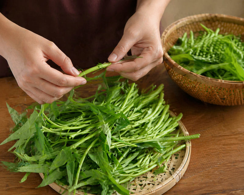 Để tạo nên các món ngon từ rau muống, việc sơ chế cần làm kỹ lưỡng