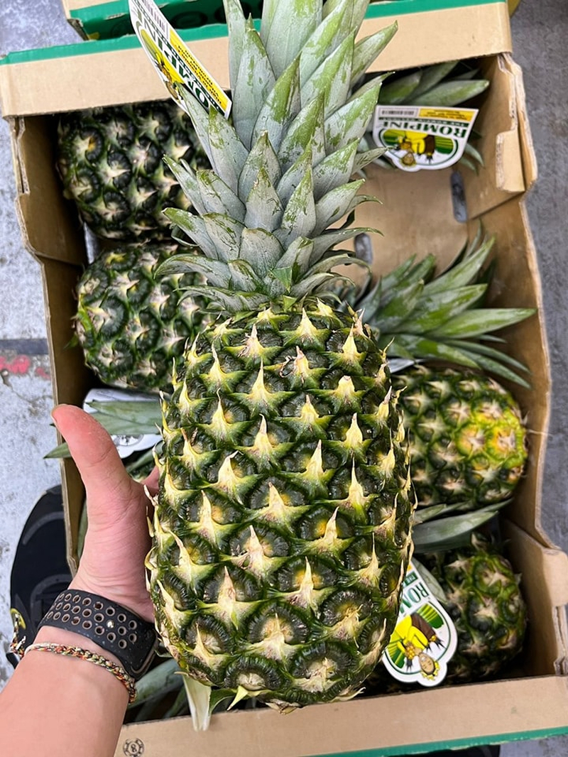 Độ đàn hồi tốt khi ấn nhẹ vào thân quả giúp bạn tránh mua phải dứa bị nẫu bên trong.