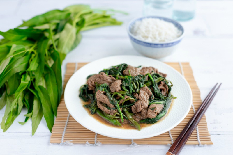 Độ giòn của rau muống hòa cùng thịt bò mềm ngọt tạo nên món ăn cực bắt cơm