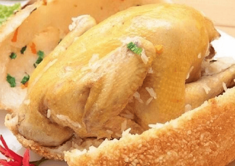 Gà bó xôi chiên phồng giòn rụm, thịt mềm thơm cho bàn tiệc sang trọng