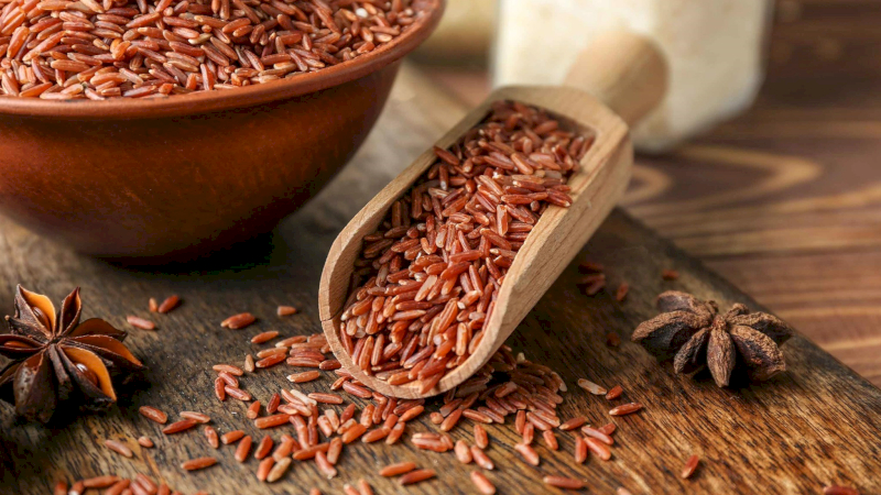 Gạo Huyết Rồng đỏ từ vỏ vào ruột giúp bồi bổ sức khỏe cực tốt