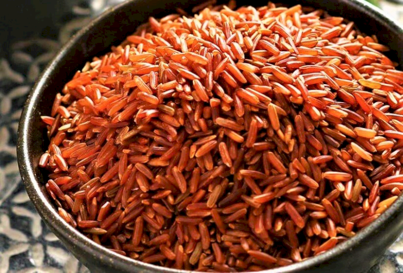 Gạo lứt đỏ dồi dào chất xơ hỗ trợ kiểm soát đường huyết hiệu quả