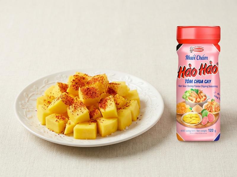 Gia vị mì Hảo Hảo mang đến hương vị tuổi thơ khó quên cho món xoài