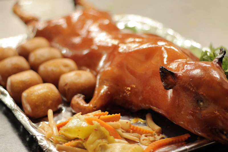 Heo quay sữa da giòn rụm ăn kèm bánh bao, món chính sang trọng đãi tiệc