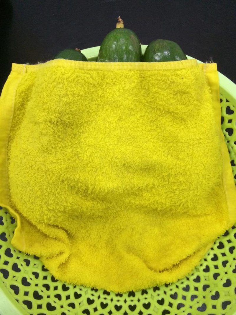 Khăn ẩm cung cấp độ ẩm cần thiết giúp bơ chín đều mà không bị héo vỏ