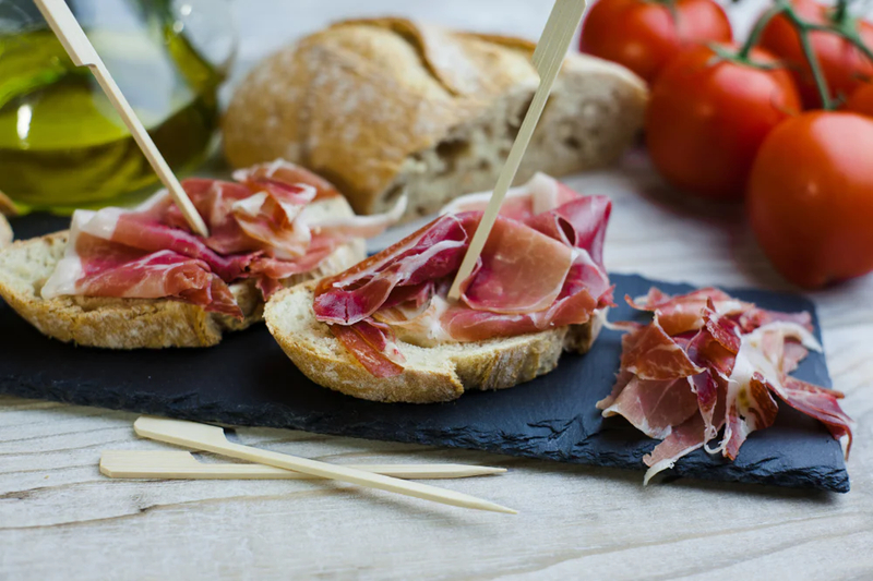 Khay thịt nguội phong cách phương Tây chế biến siêu tiện lợi và sang trọng.