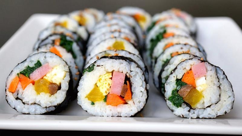 Kimbap hấp dẫn, cắt khoanh vừa ăn vô cùng tiện lợi cho những buổi dã ngoại.