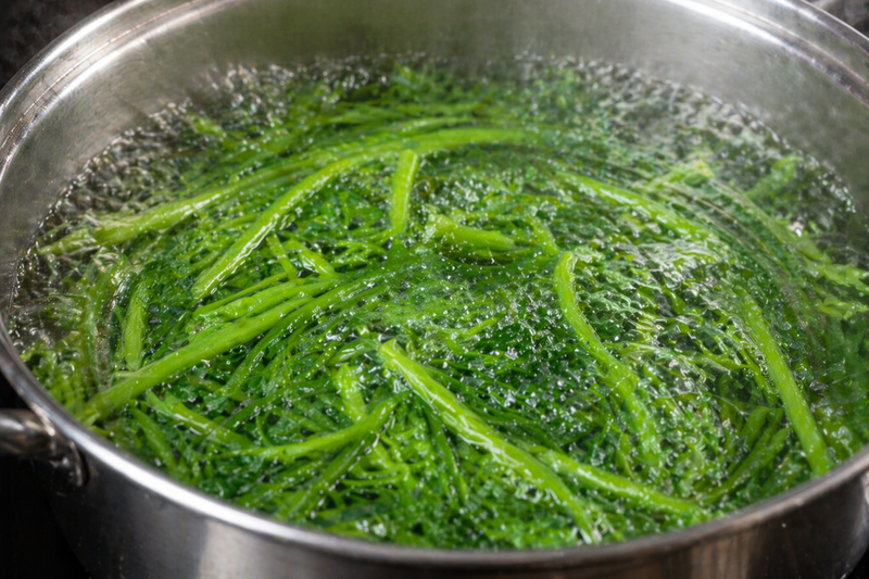 Luộc rau muống trên lửa lớn trong khoảng 1-2 phút