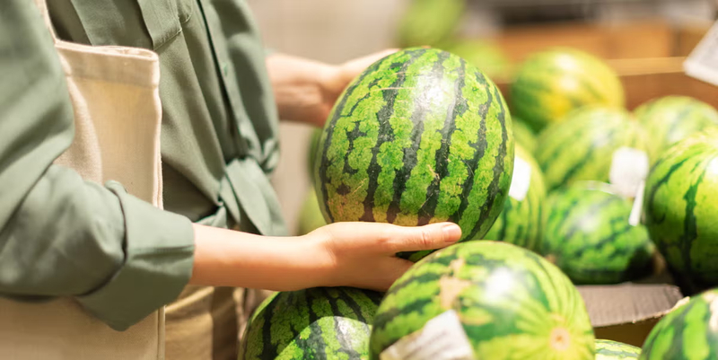 Mẹo vỗ dưa giúp bạn nhận biết độ mọng nước và độ chín bên trong của quả.