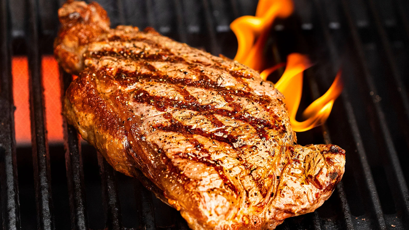 Miếng bò Mỹ nướng tảng mọng nước trên bếp than