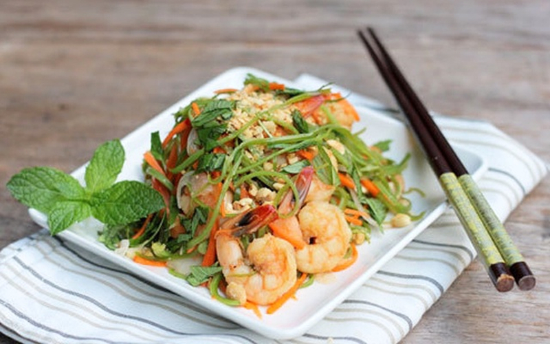 Món ăn là sự kết hợp hài hòa giữa tôm, thịt và rau muống giòn mát