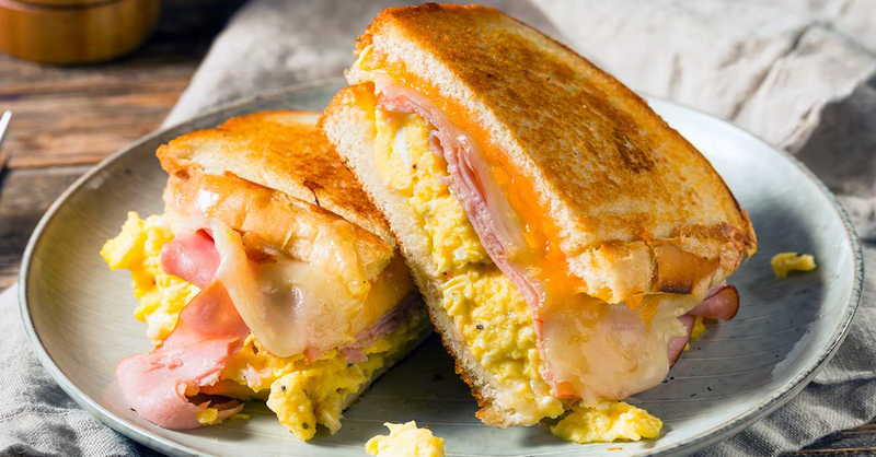 Món sandwich trứng khuấy bồng bềnh mềm mịn tan ngay trong khoang miệng