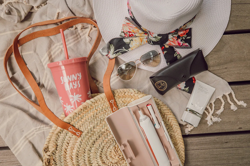 Mũ và kính râm giúp bạn tránh nắng cực kỳ hiệu quả