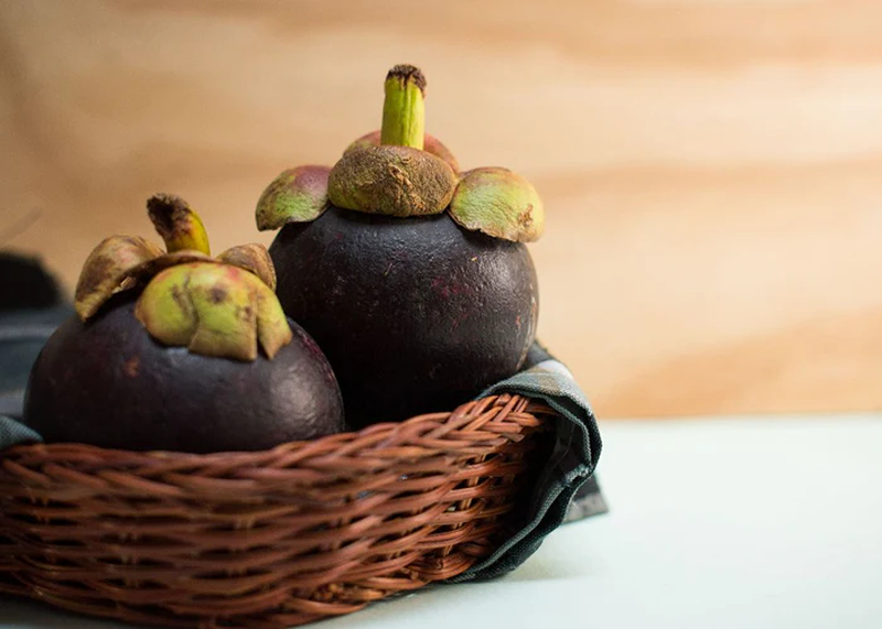 Nên ưu tiên chọn những quả có kích thước vừa tay để có phần thịt mọng và hạt lép.