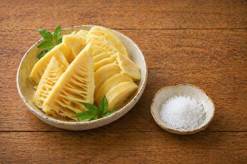 Ngâm măng tươi với nước muối loãng phù hợp khi cần sơ chế nhanh