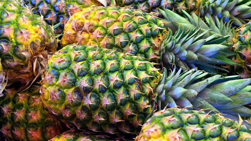 Những quả dứa có mắt to, thưa thường rất dễ gọt và có phần thịt quả dày mọng.