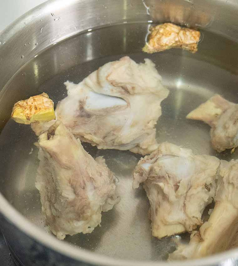 Ninh xương trên lửa nhỏ và cho thêm gừng hoặc hành tím